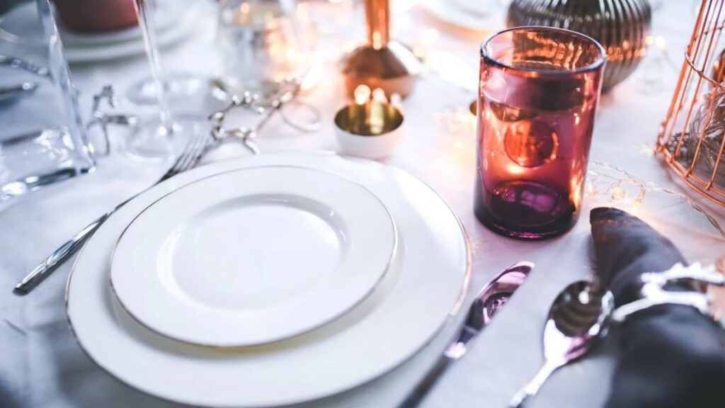 Creating a Cohesive Table Setting with Thyme and Table Dinnerware