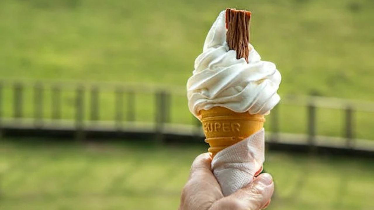 Baby cones with chocolate, strawberry cones